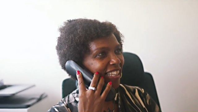 Agente ANFH Martinique au téléphone